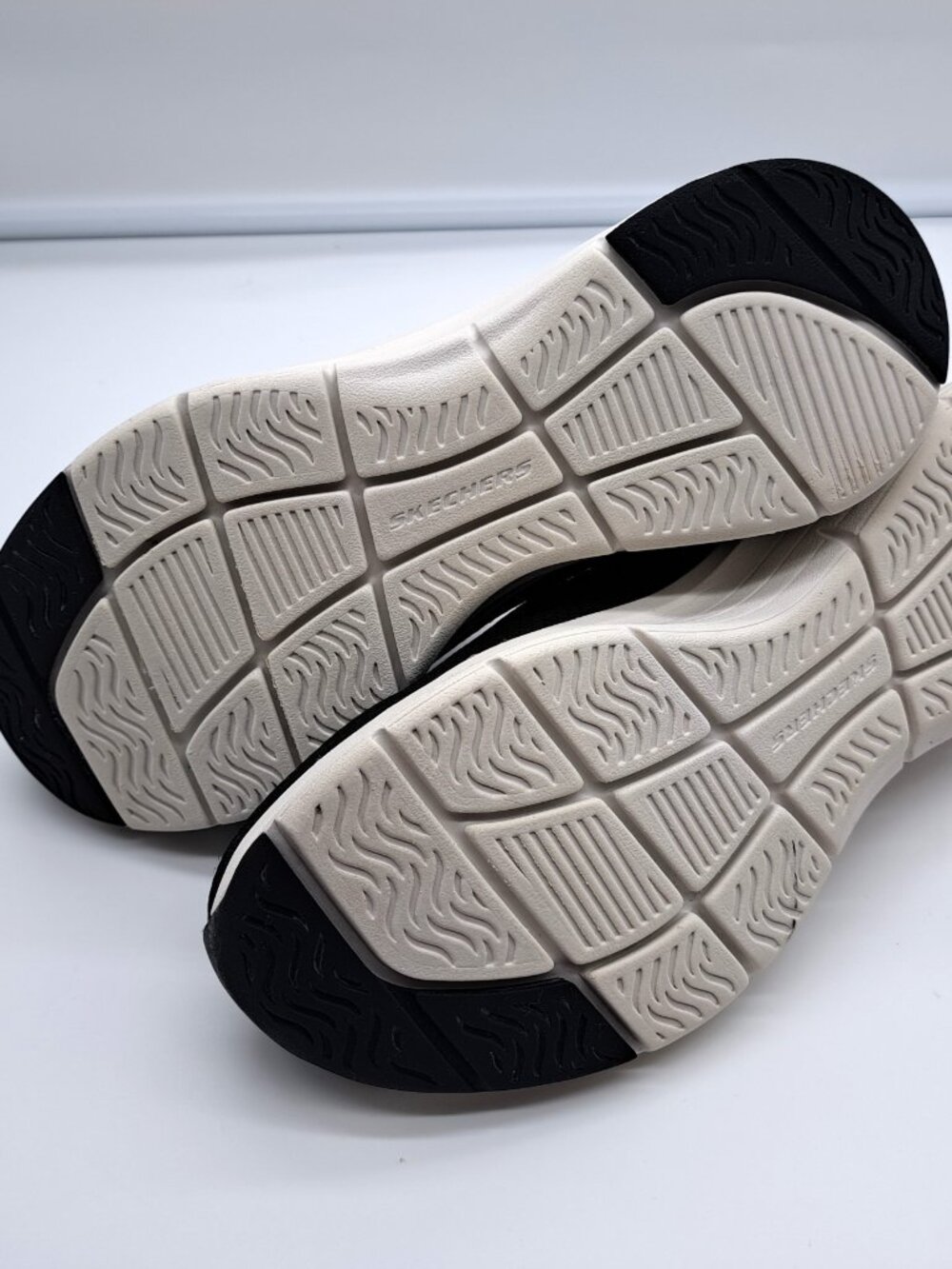 Skechers womens arch comfort slip-on athletic shoe - Size 7 - Picture 5 of 14